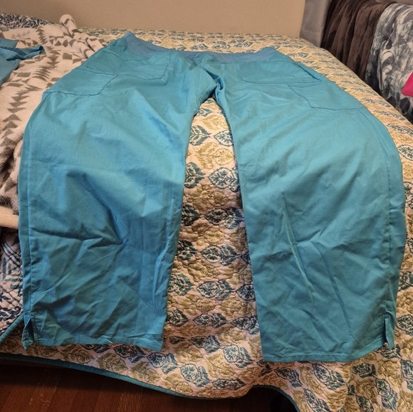 Mixed assortment of scrub tops & bottoms - Picture 7 of 14